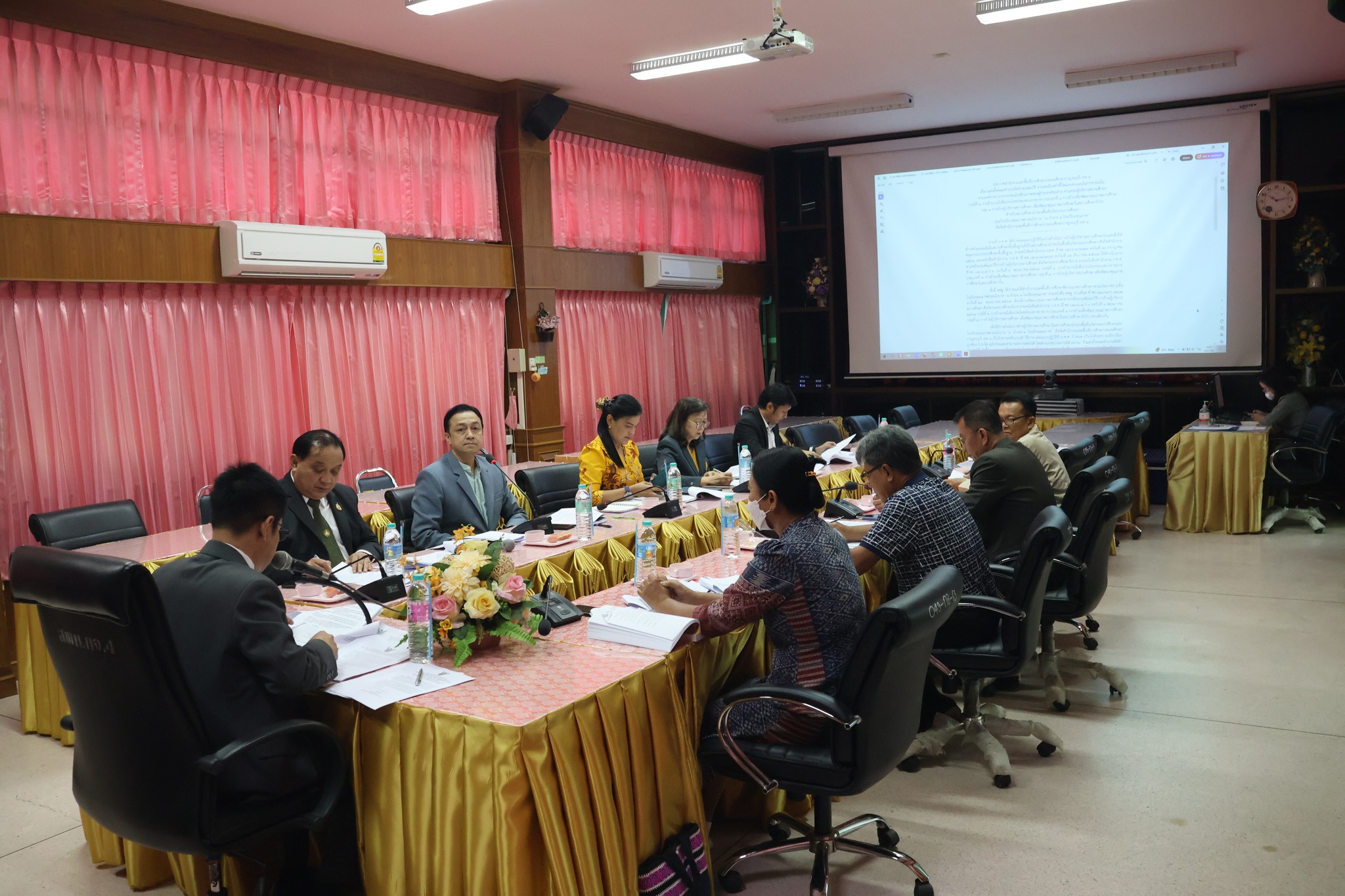 ประชุมคณะทำงานจัดทำคุณสมบัติ 040668 2