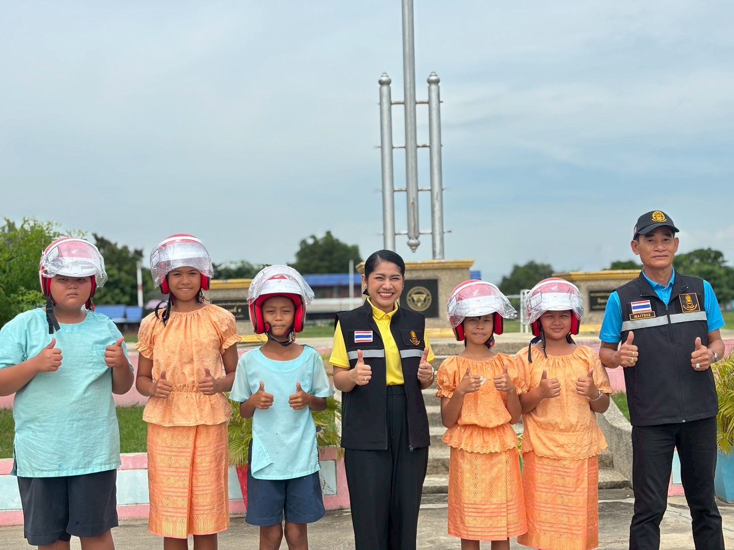 มอบหมวกกันน็อค 031068 2