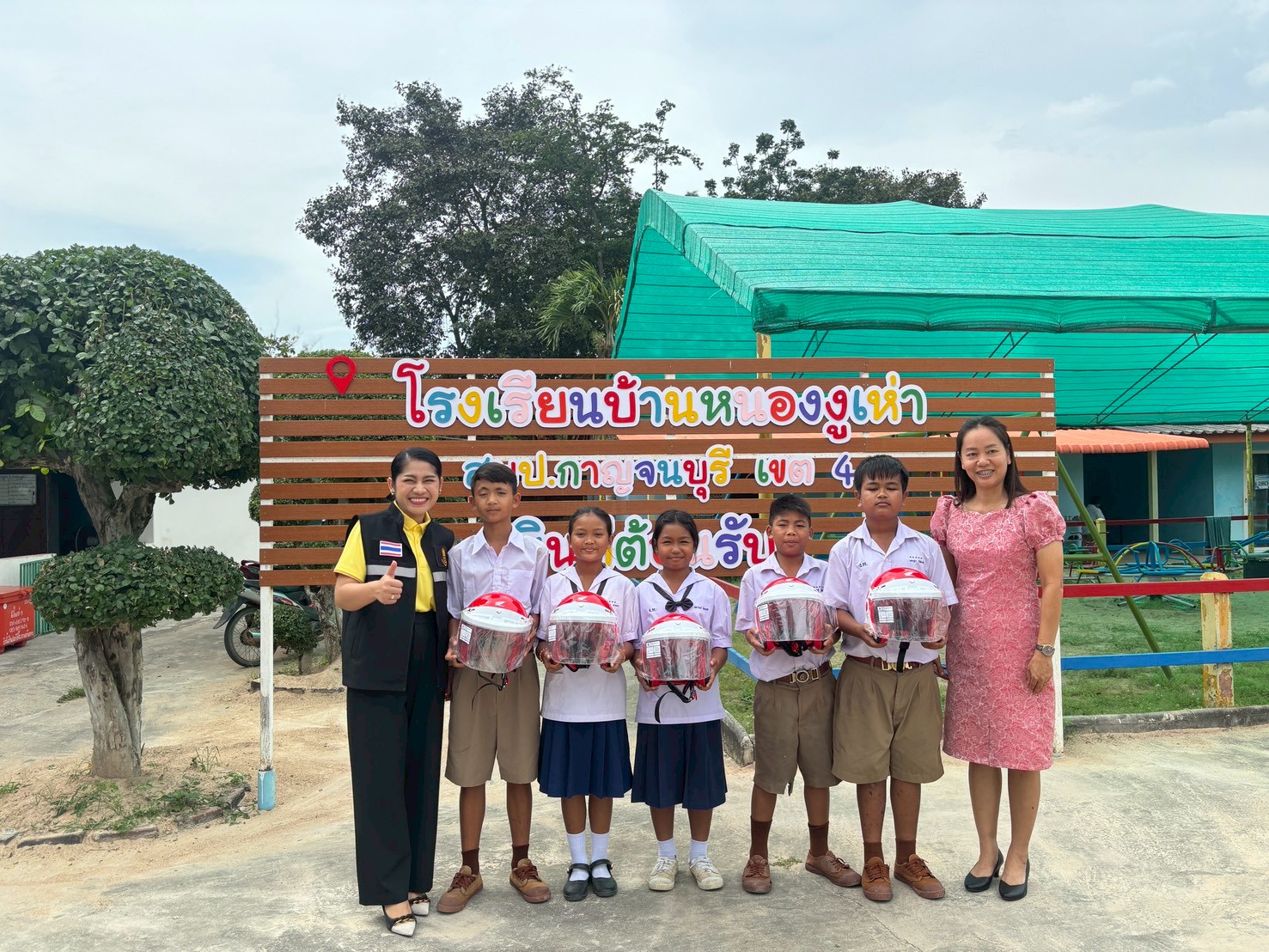 มอบหมวกกันน็อค 031068 3