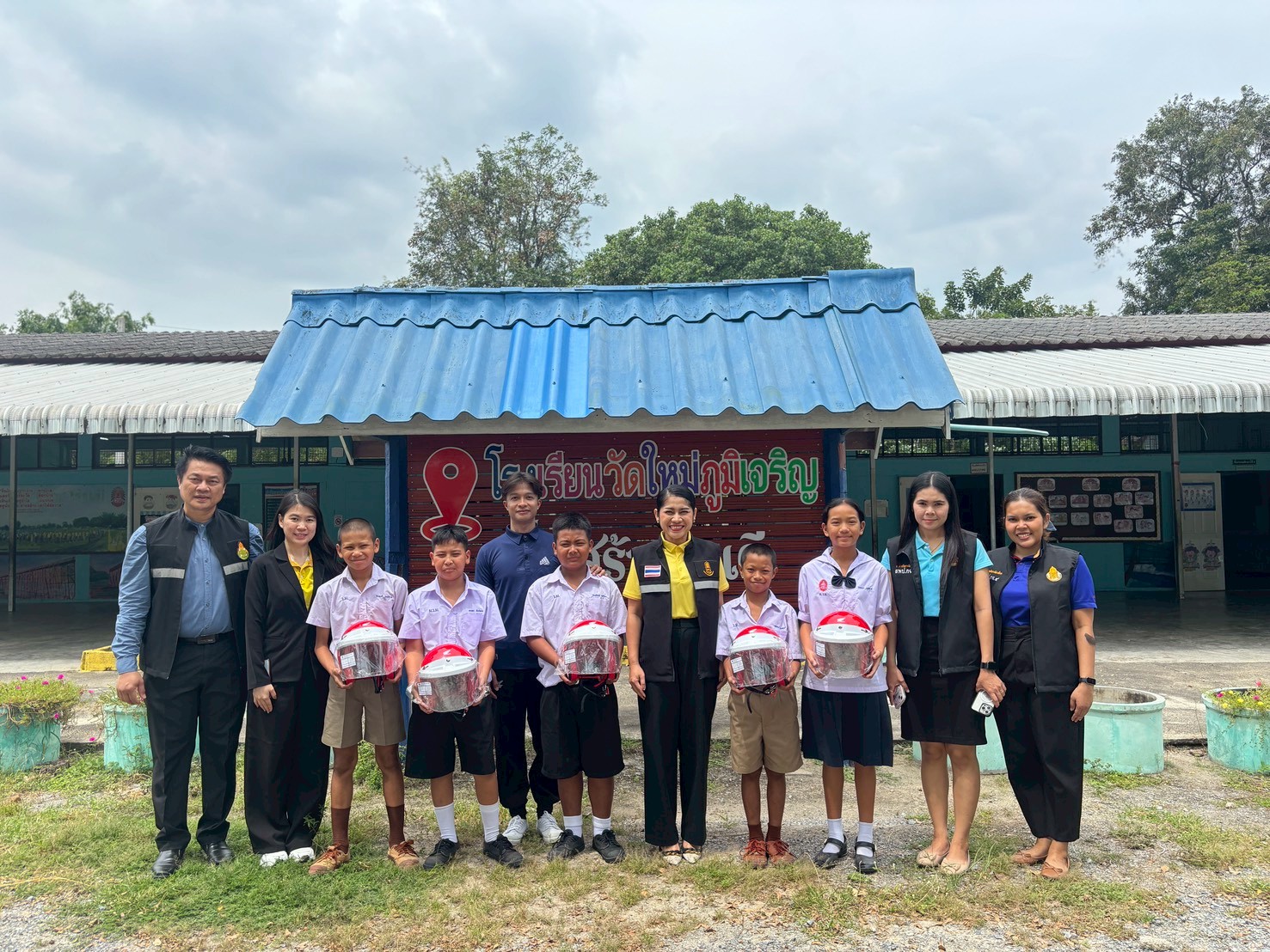 มอบหมวกกันน็อค 031068 4