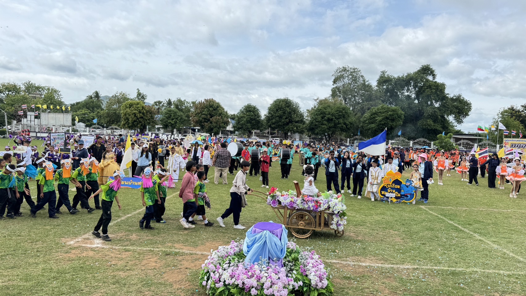 พิธีเปิดการแข่งขันกีฬากลุ่มเครือข่ายพัฒนาคุณภาพการศึกษาหนองรี หนองกร่าง 10.9.67.6