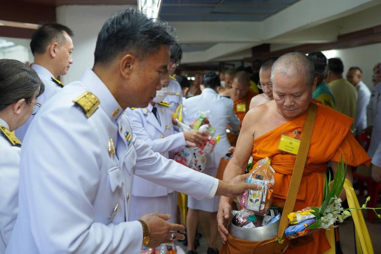 ร่วมกิจกรรมพิธีทำบุญตักบาตรถวายพระราชกุศล 28.7.67.5