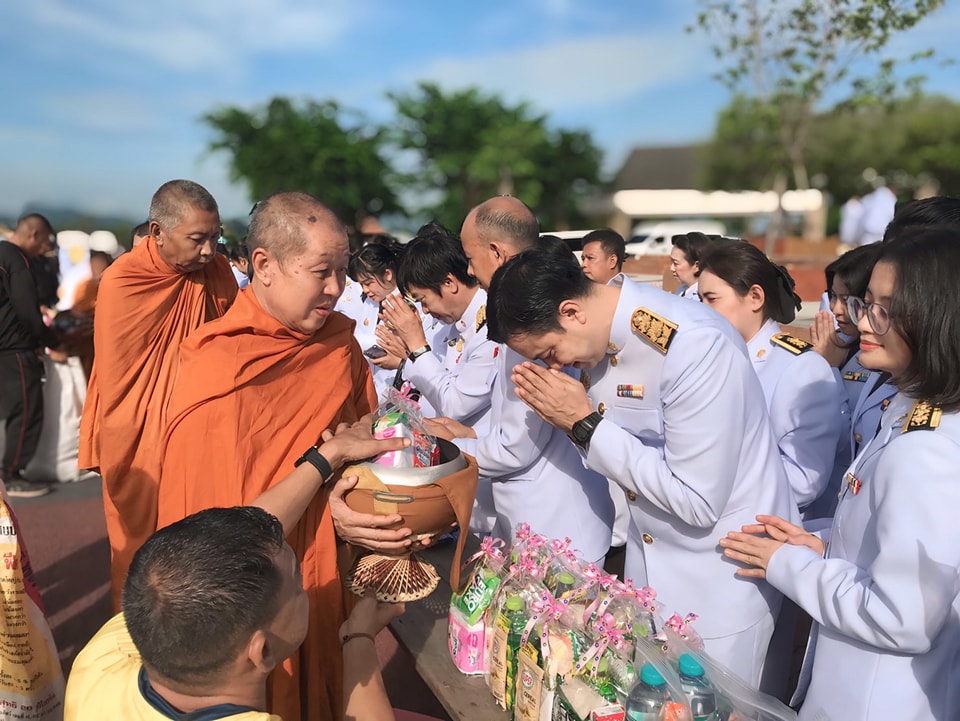 วมพิธีสวดพระพุทธมนต์และทำบุญตักบาตรถวายพระราชกุศล 13.10.67.4