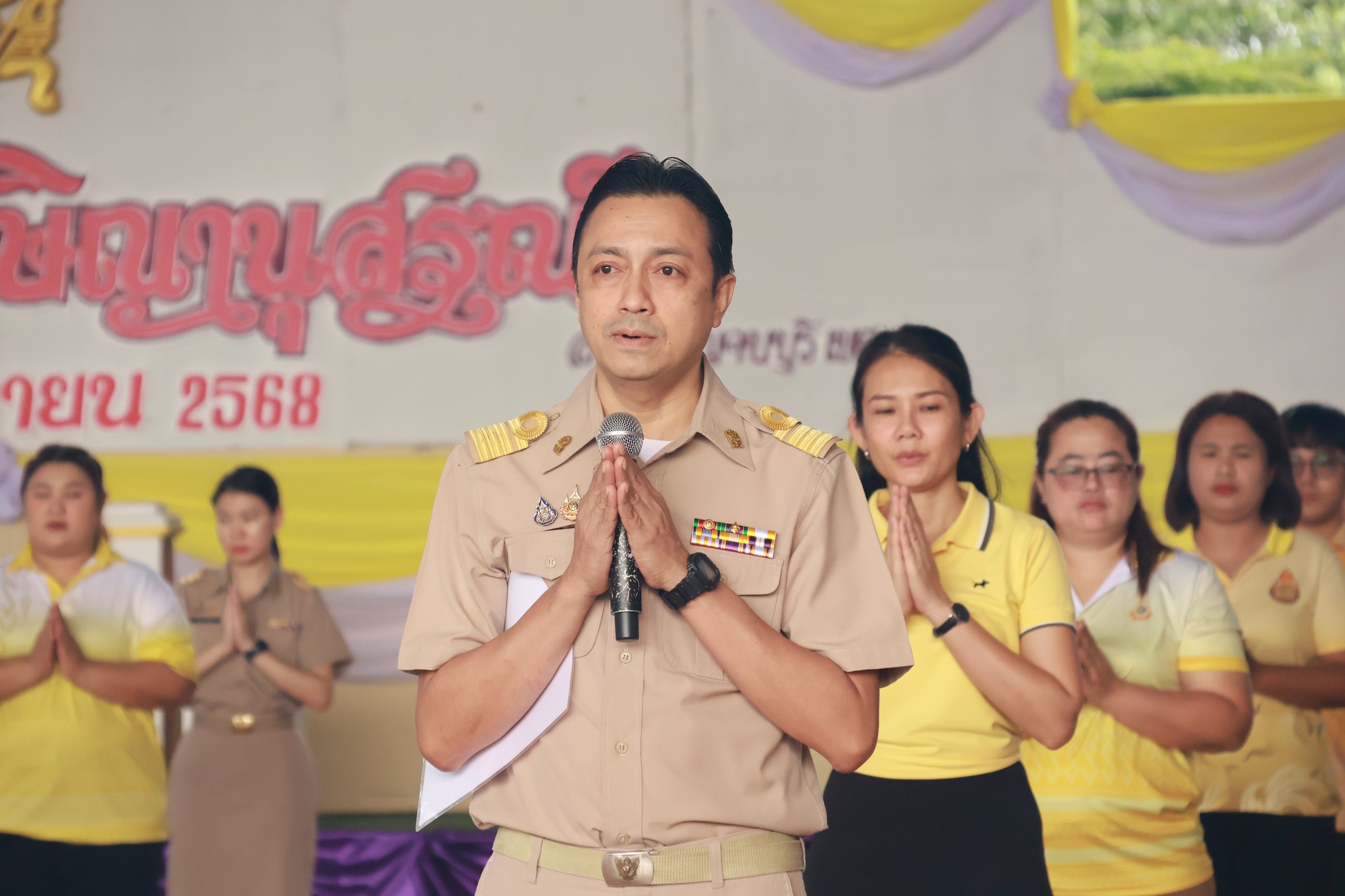 เข้าแถว 220968 2